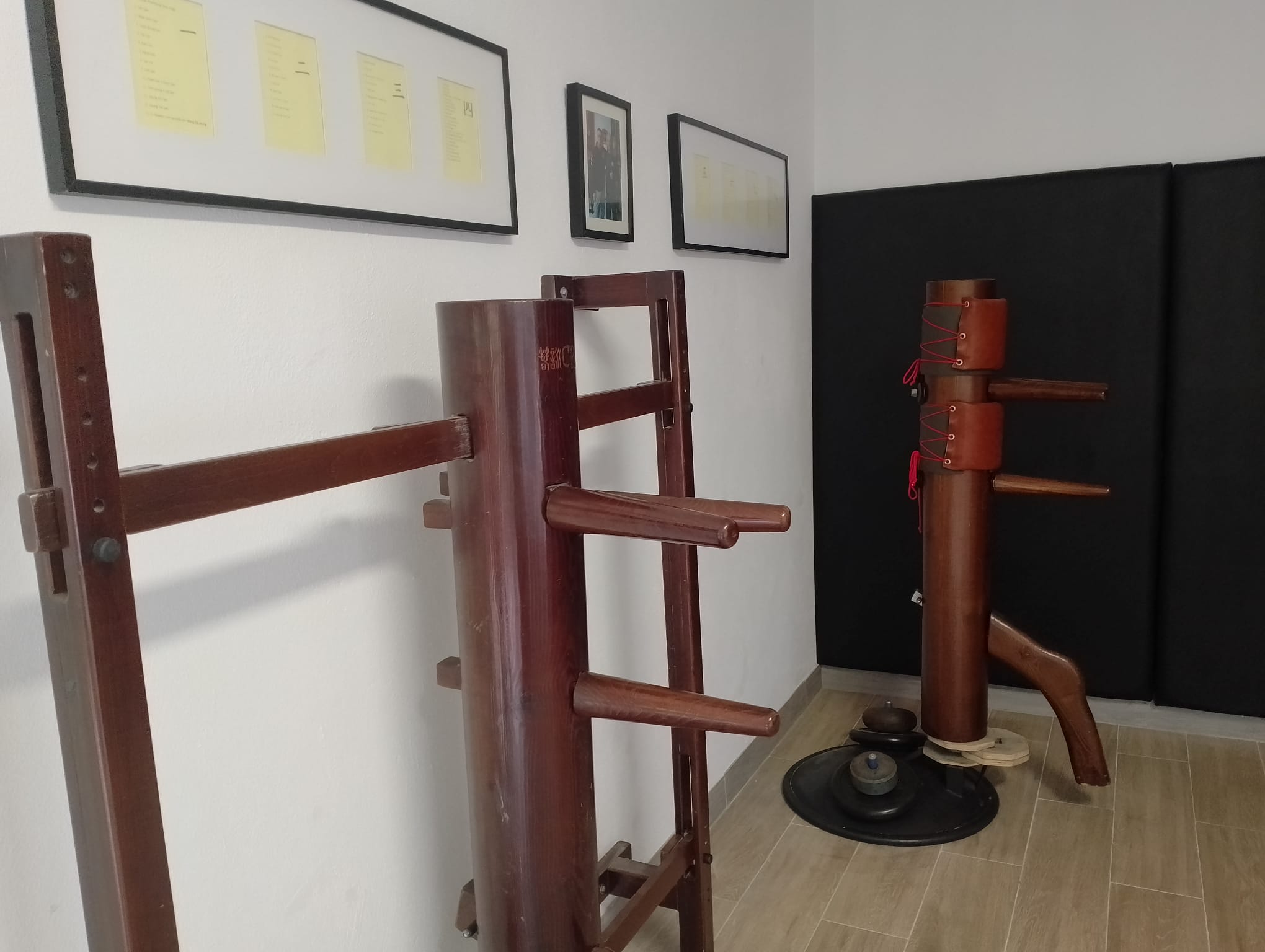 Foto de grupo da equipa e alunos da academia